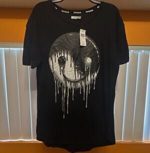 REASON BRAND | YIN_YANG DRIPPY SMILEY GRAPHIC TEE | MEDIUM